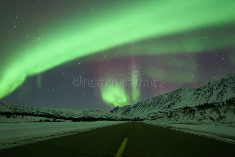 Strada ad Aurora Borealis fotografia stock libera da diritti Strada ad Aurora Borealis fotografia stock libera da diritti
