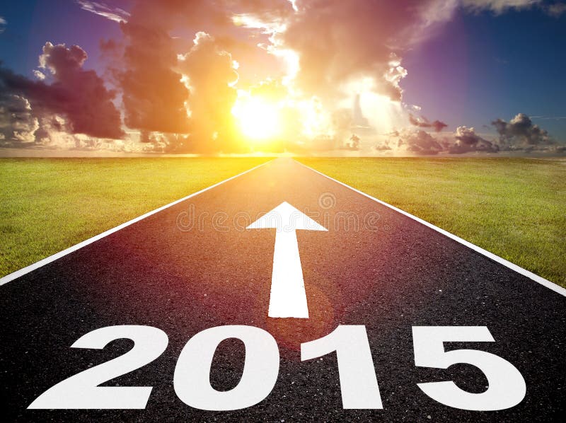 Strada ai precedenti di alba e da 2015 nuovi anni fotografie stock libere da diritti Strada ai precedenti di alba e da 2015 nuovi anni fotografie stock libere da diritti