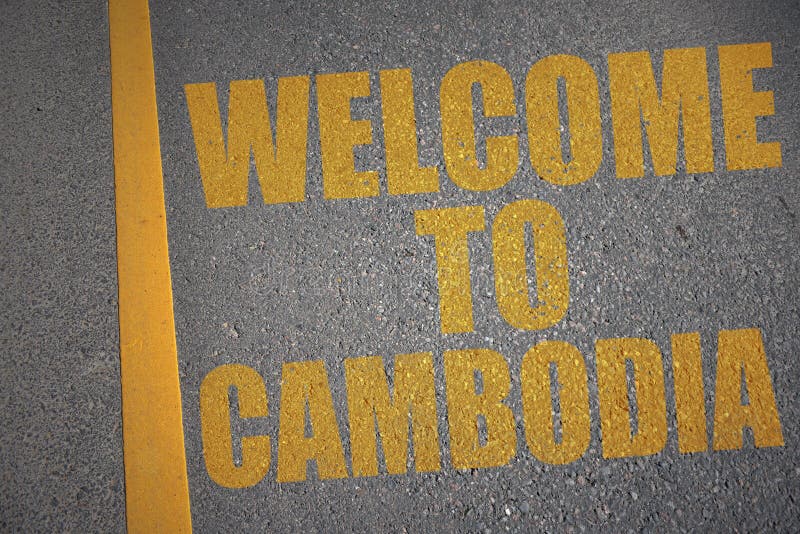 strada asfaltata con il benvenuto del testo in Cambogia vicino alla linea gialla illustrazione vettoriale strada asfaltata con il benvenuto del testo in Cambogia vicino alla linea gialla illustrazione vettoriale