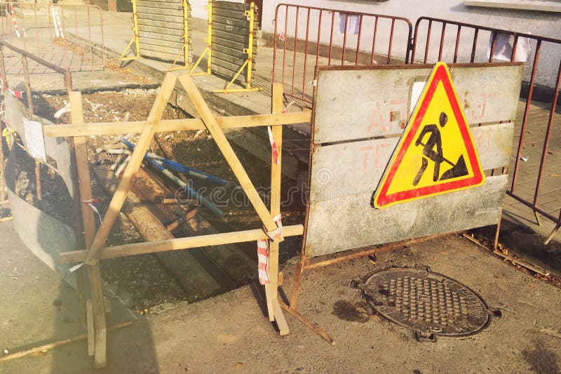 Strada asfaltata nociva Riparazione di organizzazione delle strade principali della strada strada difettosa Segno di riparazione fotografie stock libere da diritti Strada asfaltata nociva Riparazione di organizzazione delle strade principali della strada strada difettosa Segno di riparazione fotografie stock libere da diritti