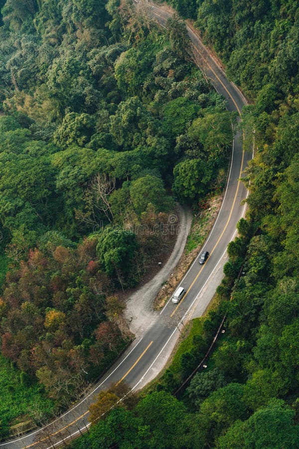 Strada con le automobili che eseguono quella vista dagli ascensori della gondola nell'area del Ropeway nel distretto di Yuchi, la fotografie stock Strada con le automobili che eseguono quella vista dagli ascensori della gondola nell'area del Ropeway nel distretto di Yuchi, la fotografie stock