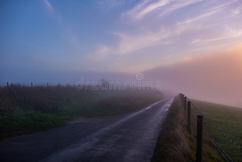 Strada coperta di nebbia immagini stock Strada coperta di nebbia immagini stock