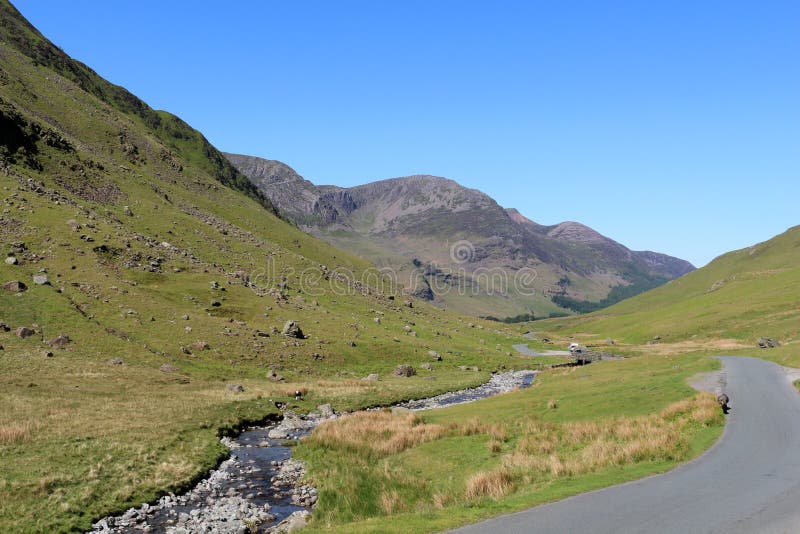 Strada del passaggio di Honister e Gatesgarthdale Beck Cumbria fotografia stock