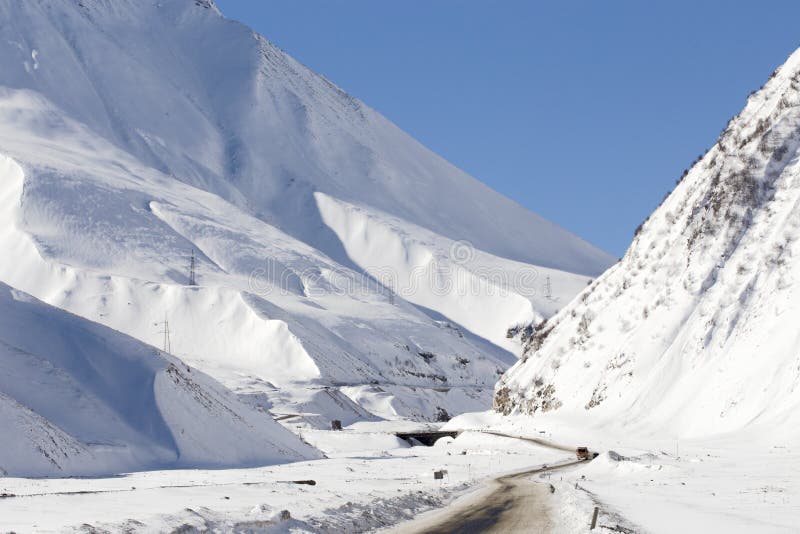 Strada della montagna in inverno fotografia stock libera da diritti Strada della montagna in inverno fotografia stock libera da diritti
