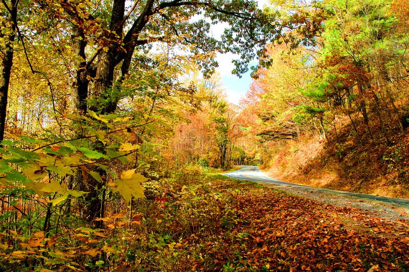 Strada di bobina della montagna in autunno fotografie stock libere da diritti Strada di bobina della montagna in autunno fotografie stock libere da diritti