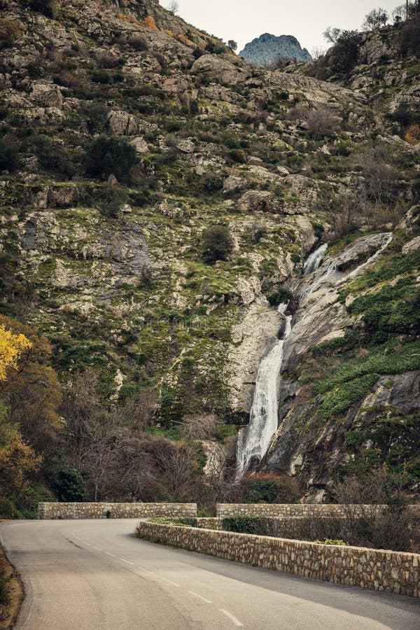Strada di bobina e cascata in Corsica fotografia stock Strada di bobina e cascata in Corsica fotografia stock