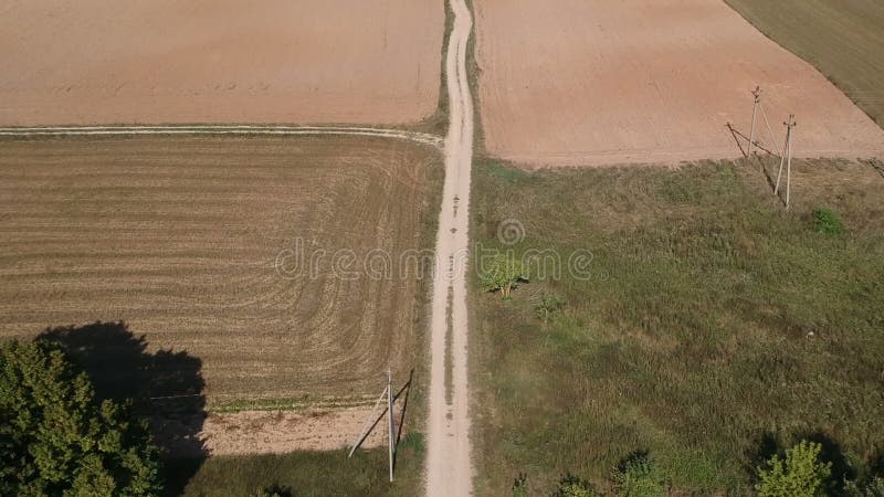 Strada di ghiaia a terra arida nel fine estivo, antenna