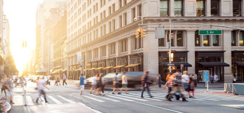 Strada di New York con folle di persone che camminano con la luce del sole fotografia stock libera da diritti