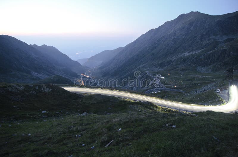 Strada di Transfagarasan al tramonto fotografia stock libera da diritti Strada di Transfagarasan al tramonto fotografia stock libera da diritti