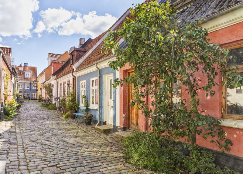 Strada dorata idilica nella vecchia città di Aalborg, Danimarca