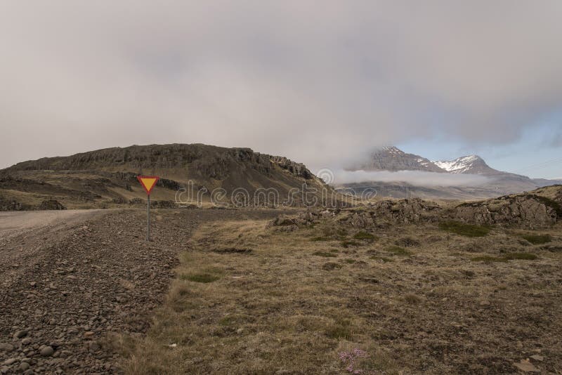 Strada non asfaltata con le montagne e le scogliere, Islanda sudorientale immagini stock libere da diritti Strada non asfaltata con le montagne e le scogliere, Islanda sudorientale immagini stock libere da diritti