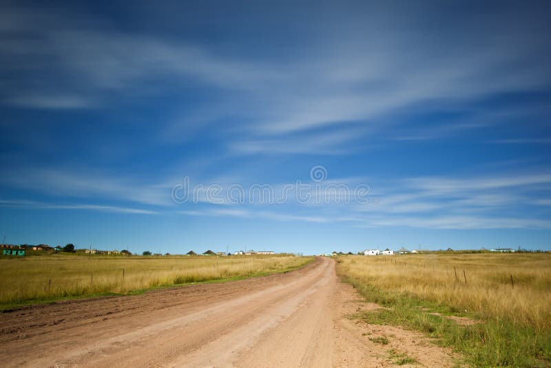 Strada non asfaltata diritta fotografie stock libere da diritti Strada non asfaltata diritta fotografie stock libere da diritti