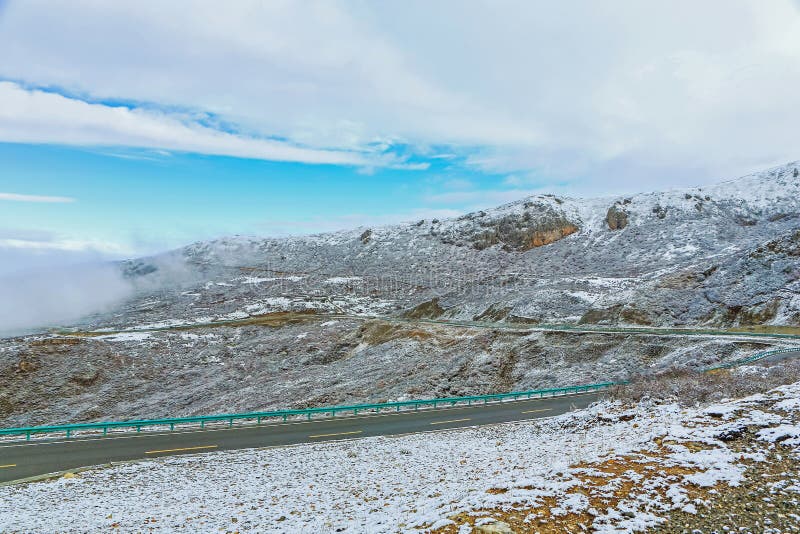 Strada principale alla cima della montagna con neve immagine stock Strada principale alla cima della montagna con neve immagine stock