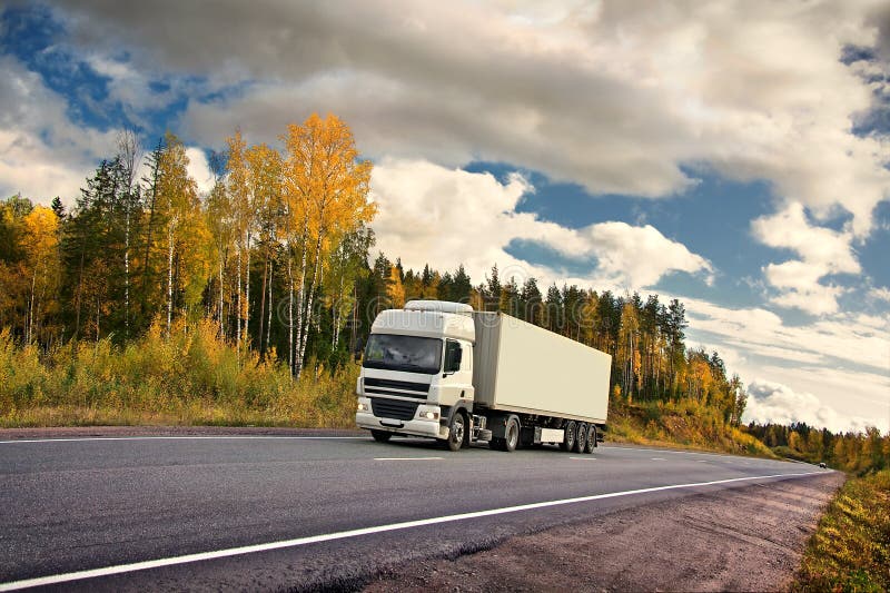 Strada principale del camion di autunno fotografia stock libera da diritti Strada principale del camion di autunno fotografia stock libera da diritti