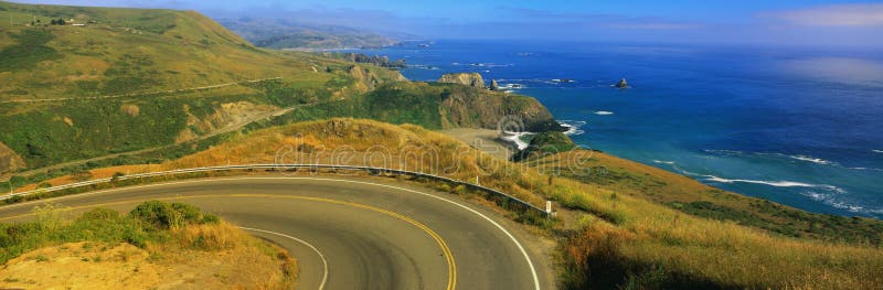 Strada principale della Costa del Pacifico ed oceano, CA