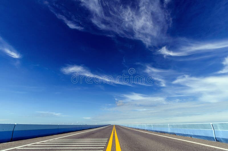 Strada principale lunga. Ponte di incrocio della strada, centro di studio di natura di talenoi, phathalung, Tailandia.