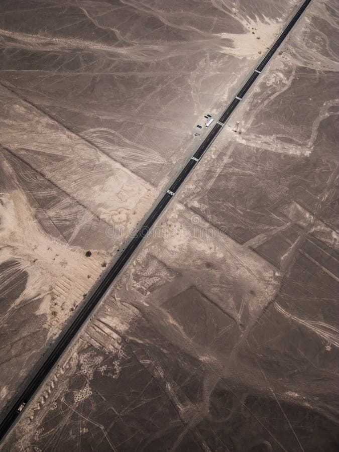 Strada principale panamericana e linee vista di Nazca dal piccolo aereo