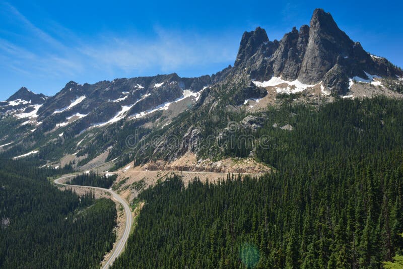Strada principale 20, Washington State a luglio. Vista di curva della strada principale 20 in Washington State lungo gli alberi e la montagna