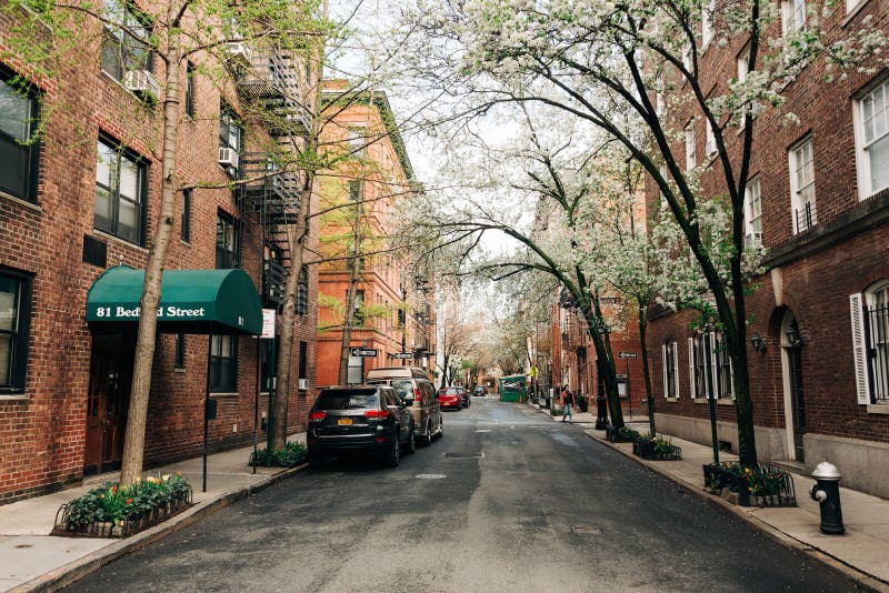 Strada residenziale con colori primaverili nel villaggio ovest di new york