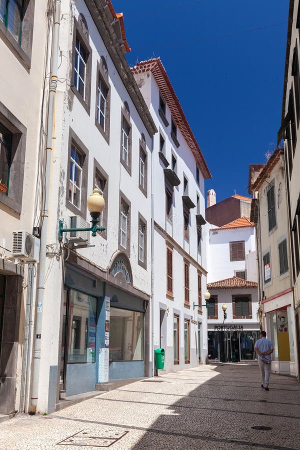 Strada stretta di funchal la più grande città di Madeira fotografia stock libera da diritti