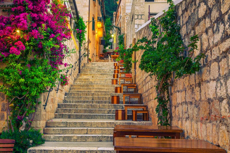Strada stretta e caffè stradale decorato con fiori, var, Croazia fotografia stock libera da diritti