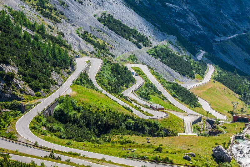Strada tortuosa in alpi italiane, passaggio di Stelvio, Passo de della montagna immagine stock Strada tortuosa in alpi italiane, passaggio di Stelvio, Passo de della montagna immagine stock