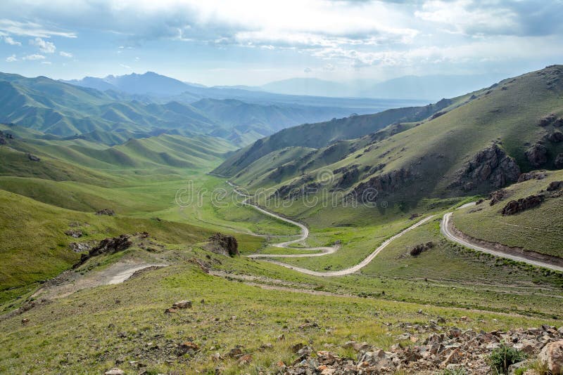 Strada tortuosa della montagna nel Kirghizistan