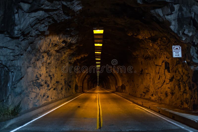 Strada tramite il tunnel immagine stock libera da diritti Strada tramite il tunnel immagine stock libera da diritti