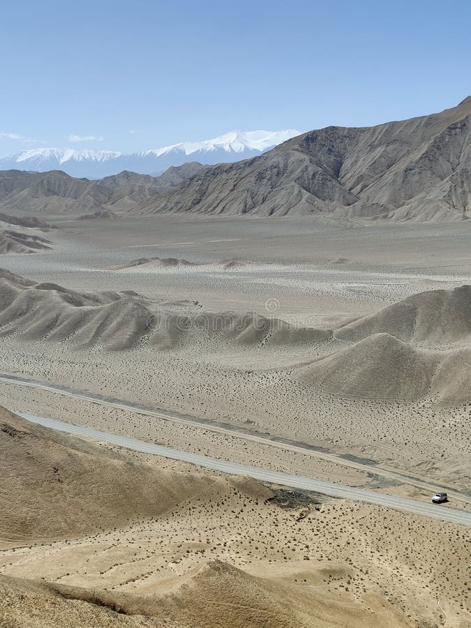 Strade colline desertiche e macerie di neve immagini stock
