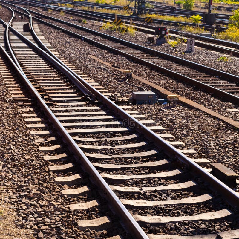 Binari Ferroviari Con Le Rotaie Per Il Treno Fotografia Stock - Immagine di  passeggero, industriale: 85772380