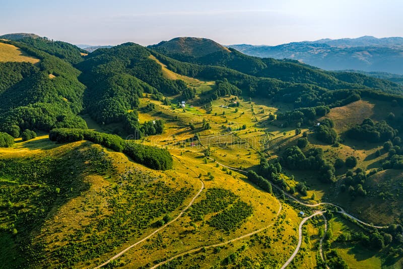 Strade trasversali della montagna del Montenegro - antenna fotografia stock Strade trasversali della montagna del Montenegro - antenna fotografia stock