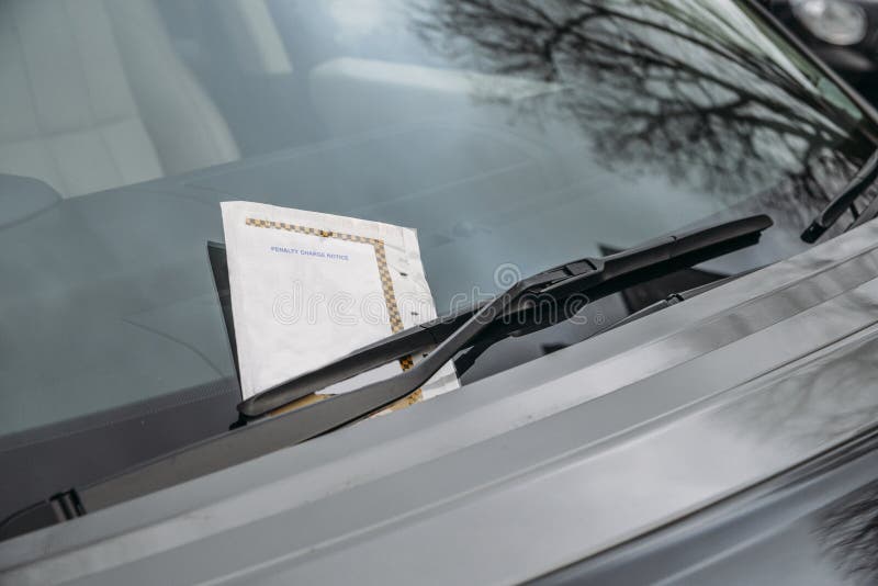 Strafzettel fest auf Autowindfang für eine Strafe oder eine Geldstrafe stockbilder Strafzettel fest auf Autowindfang für eine Strafe oder eine Geldstrafe stockbilder