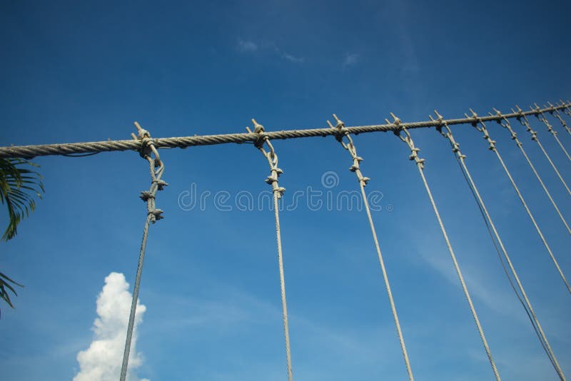 Strakke kabels, tighting kabels die de brug uitrekken royalty-vrije stock foto's Strakke kabels, tighting kabels die de brug uitrekken royalty-vrije stock foto's