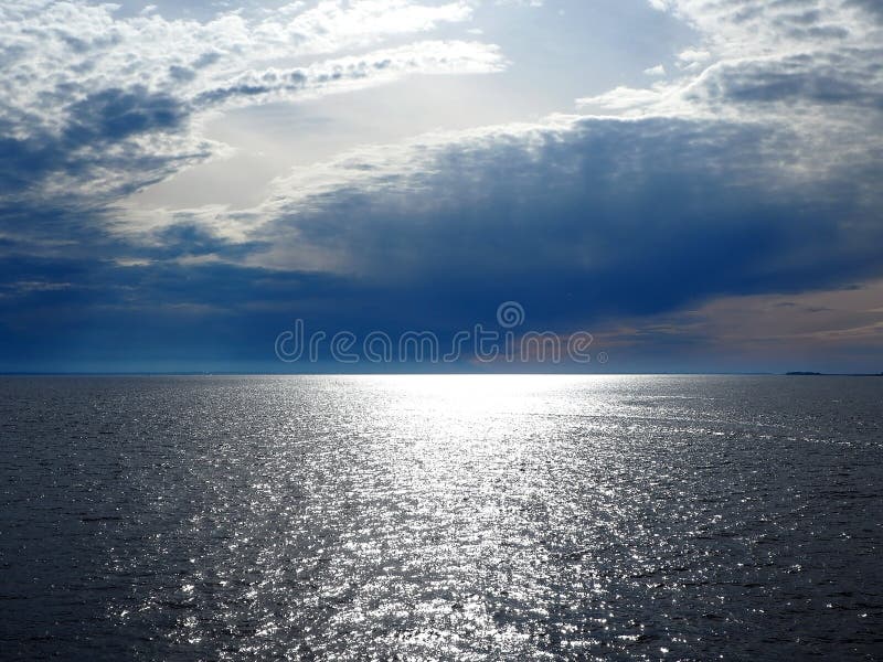 Stralen van de zon door onweerswolken over het overzees stock afbeeldingen Stralen van de zon door onweerswolken over het overzees stock afbeeldingen