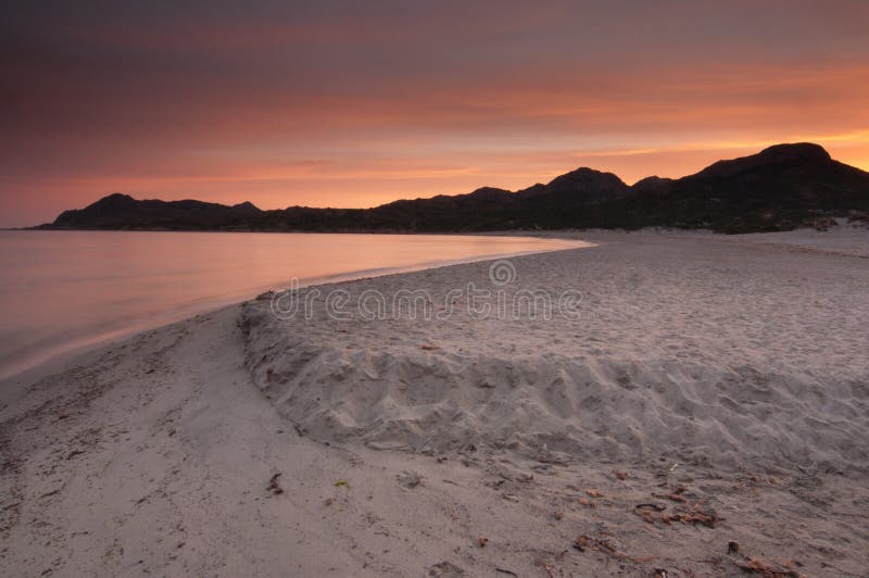 strand corsica över solnedgång royaltyfri bild strand corsica över solnedgång royaltyfri bild
