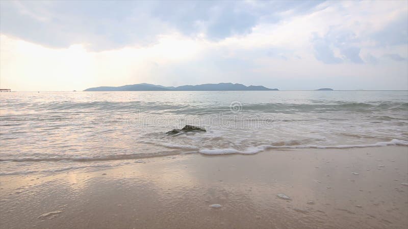 Strand des Sandes 4K mit Seeküstenwelle mit Umgebungslicht