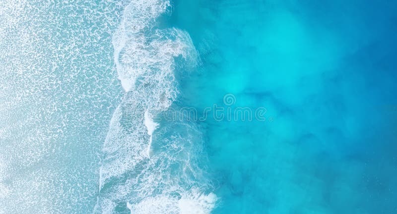 Strand en golven van hoogste mening Turkooise waterachtergrond van hoogste mening De zomerzeegezicht van lucht Strand en golven van hoogste mening Turkooise waterachtergrond van hoogste mening De zomerzeegezicht van lucht