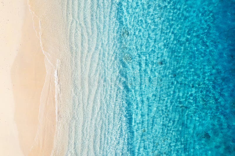 Strand en oceaan als achtergrond van hoogste mening Azuurblauwe waterachtergrond van hoogste mening De zomerzeegezicht van lucht