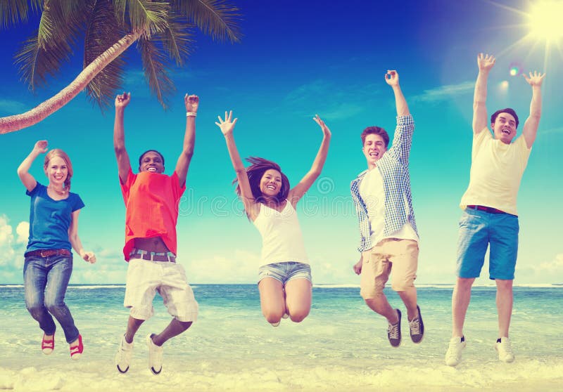 Strand-Freundschafts-Sommer-Glück-Entspannungs-Konzept lizenzfreies stockfoto Strand-Freundschafts-Sommer-Glück-Entspannungs-Konzept lizenzfreies stockfoto
