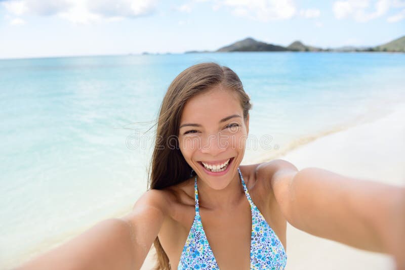 Strand för selfie för danande för kvinna för lopp för sommarsemester royaltyfria bilder
