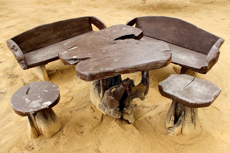 Strand houten lijst en stoelen stock afbeeldingen Strand houten lijst en stoelen stock afbeeldingen