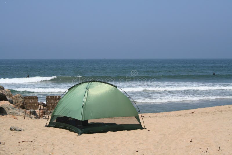 Strand-Kampieren lizenzfreie stockfotos Strand-Kampieren lizenzfreie stockfotos