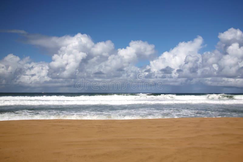 Strand in Kauai Hawaï met niemand daar
