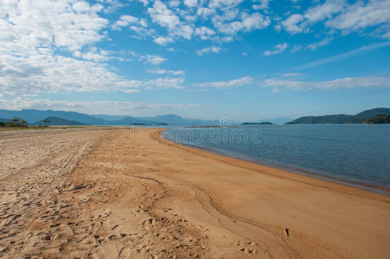 Strand in koloniale stad van Paraty, Rio de Janeiro, Brazilië stock fotografie Strand in koloniale stad van Paraty, Rio de Janeiro, Brazilië stock fotografie