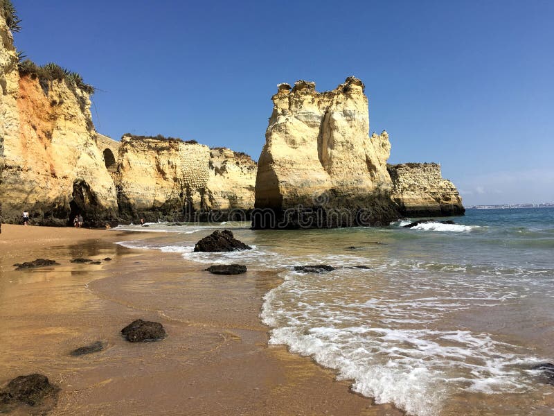 Strand Lagos, Algarve, Portugal mit hohen Klippen stockfotos Strand Lagos, Algarve, Portugal mit hohen Klippen stockfotos
