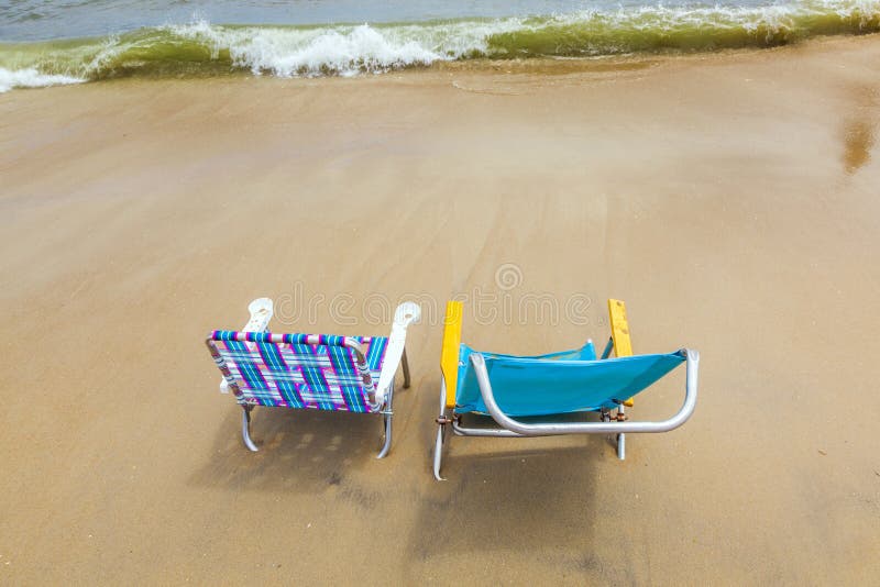 Strand met twee stoelen