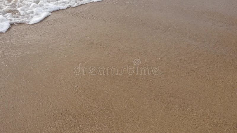 Strand mit Seewelle