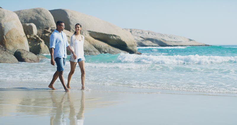 Strand och håll hand med promenader på semester och sammanfogning till havs. glada människor fotografering för bildbyråer