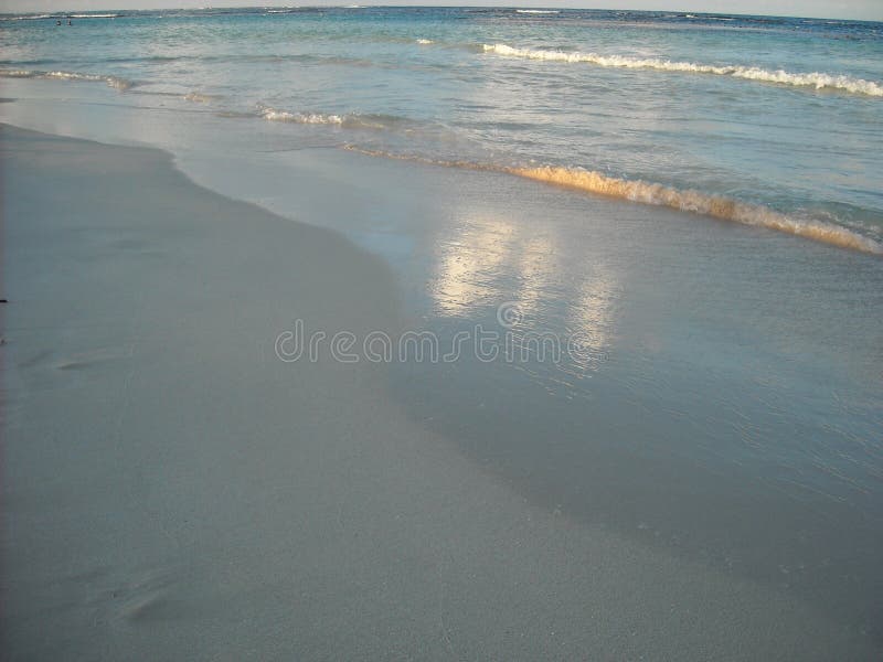 Strand på solnedgången, Vieques, Puerto Rico royaltyfri fotografi Strand på solnedgången, Vieques, Puerto Rico royaltyfri fotografi