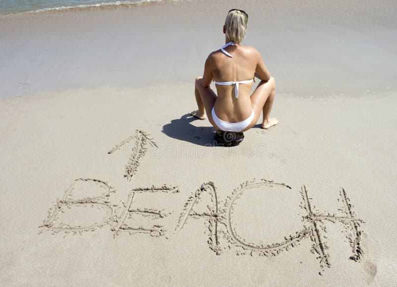 Strand-Sandschreiben der Kokosnuss der Frau sitzendes tropisches stockbild Strand-Sandschreiben der Kokosnuss der Frau sitzendes tropisches stockbild
